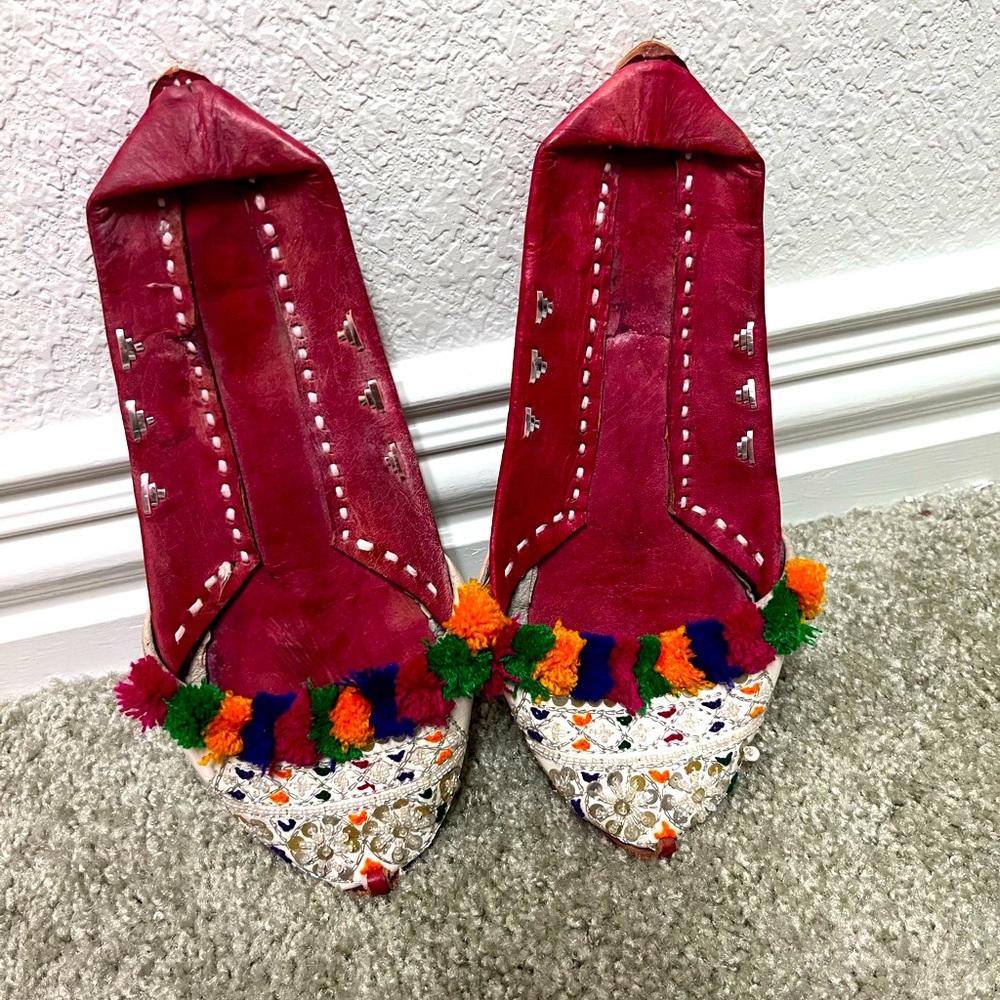 white khussas with rainbow pompoms
